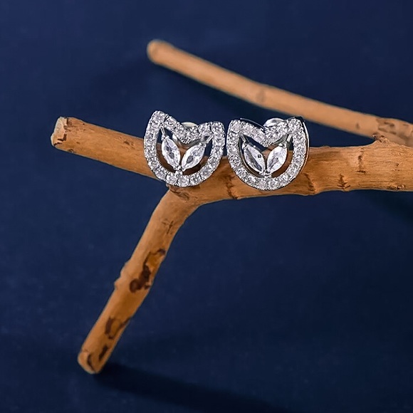 🔵𝟲𝟱%𝗢𝗙𝗙 𝗯𝘂𝗻𝗱𝗹𝗲𝘀 𝟯+🔵 NEW CZ Floral Silver Stud Earrings Earrings - Picture 6 of 10